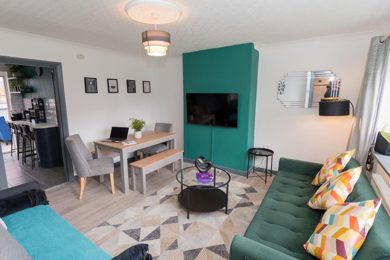 4 Bedroom Cosy Holiday home Birmingham